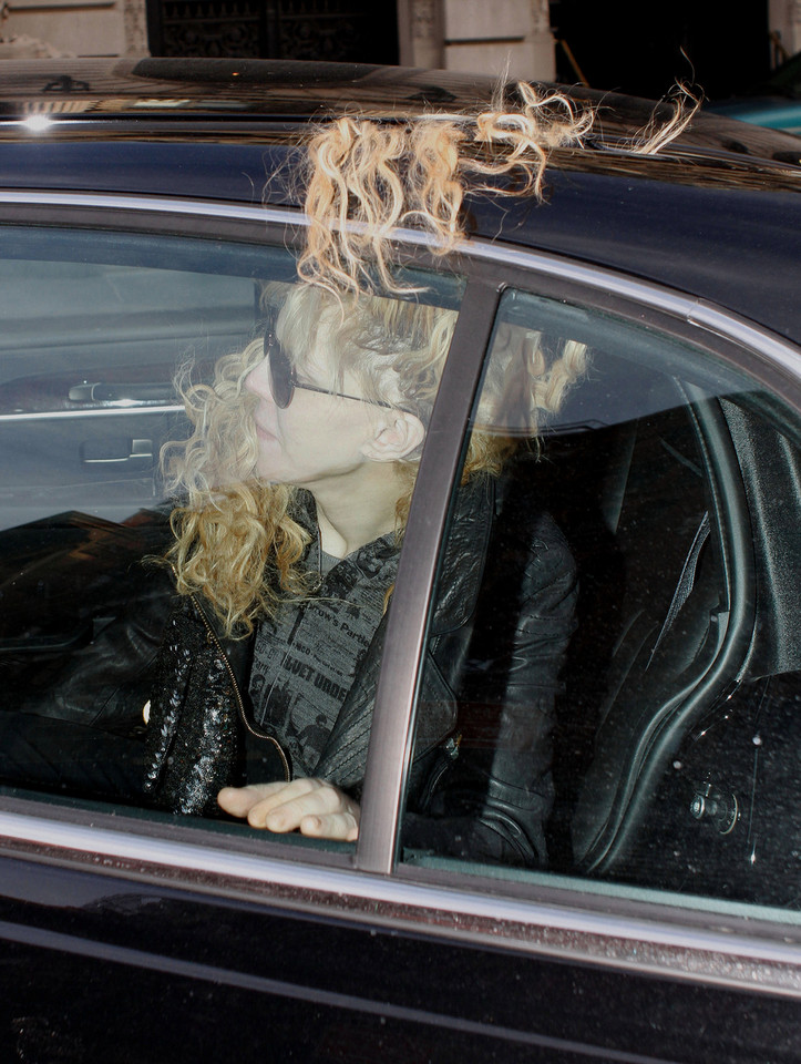 Courtney Love wsiadając do samochodu  przytrzasnęła sobie włosy drzwiami