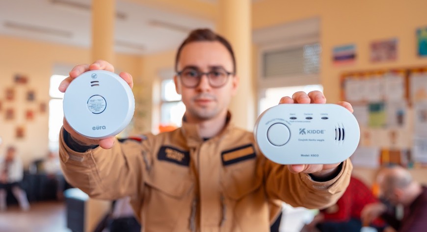 Urządzenia pochodzą z akcji „Czujka na straży Twojego bezpieczeństwa i trafiają do seniorów,  rodzin zastępczych oraz innych osób znajdujących się w trudniejszej sytuacji życiowej.