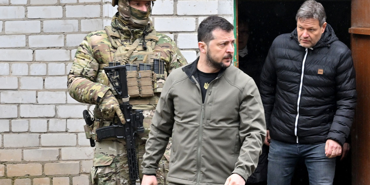 Prezydent Ukrainy i wicekanclerz Niemiec odwiedzili rosyjską piwnicę tortur. 