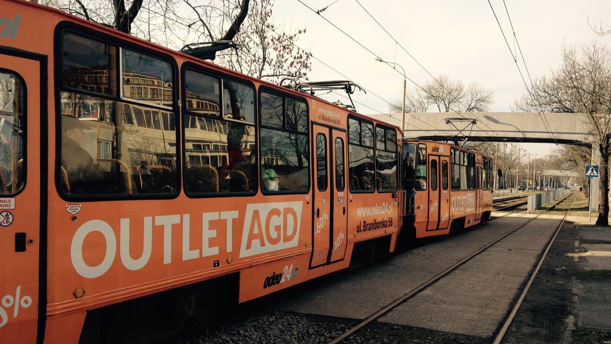 Wszystkie osoby, które w niedzielę będą podróżować po Wrocławiu tramwajami i autobusami nie będą musiały kasować biletu. Jest tylko jeden warunek – trzeba mieć przy sobie książkę. W ten sposób Wrocław zamierza uczcić światowy Dzień Książki i Praw Autorskich, a przy okazji pożegnać się z tytułem światowej stolicy książki. Z tej okazji pierwsze imprezy w mieście odbędą się już dziś.