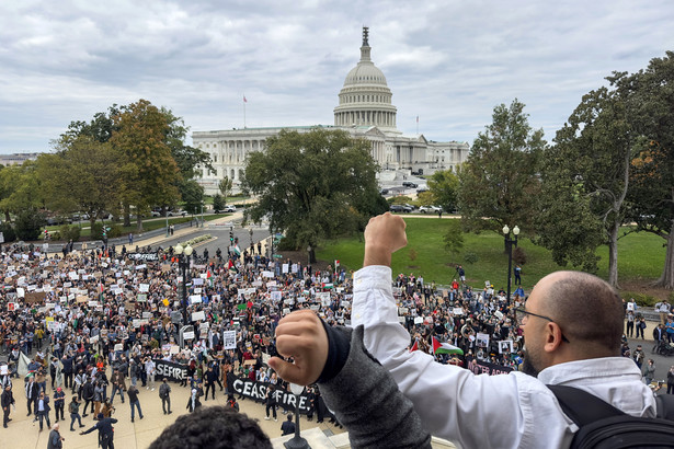 Protest przed budynkiem biurowym Cannon House obok Kapitolu USA w Waszyngtonie, USA, 18 października 2023 r.