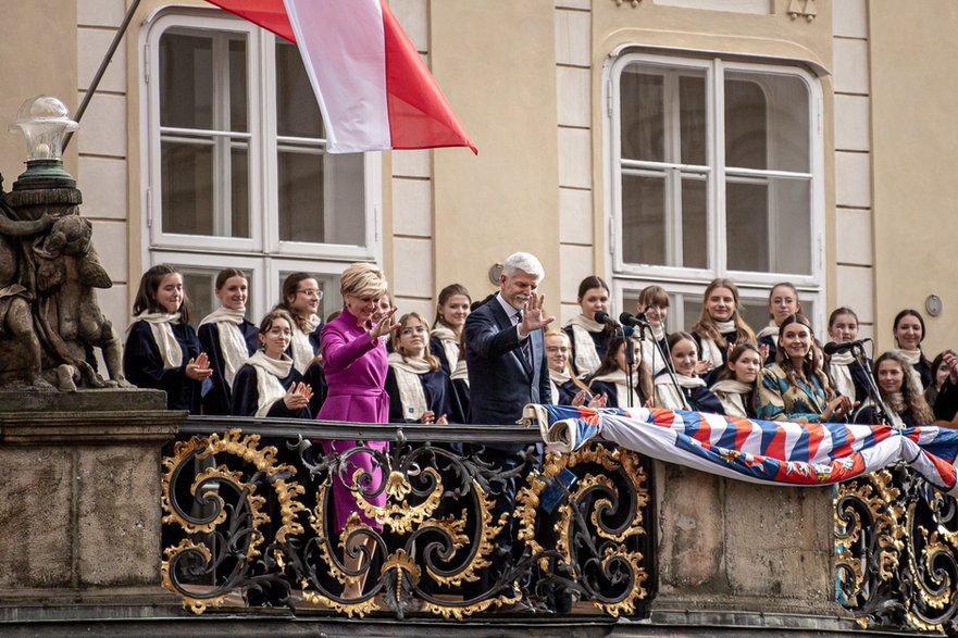 Nowy prezydent Czech Petr Pavel wita się z obywatelami po ceremonii zaprzysiężenia w Pradze