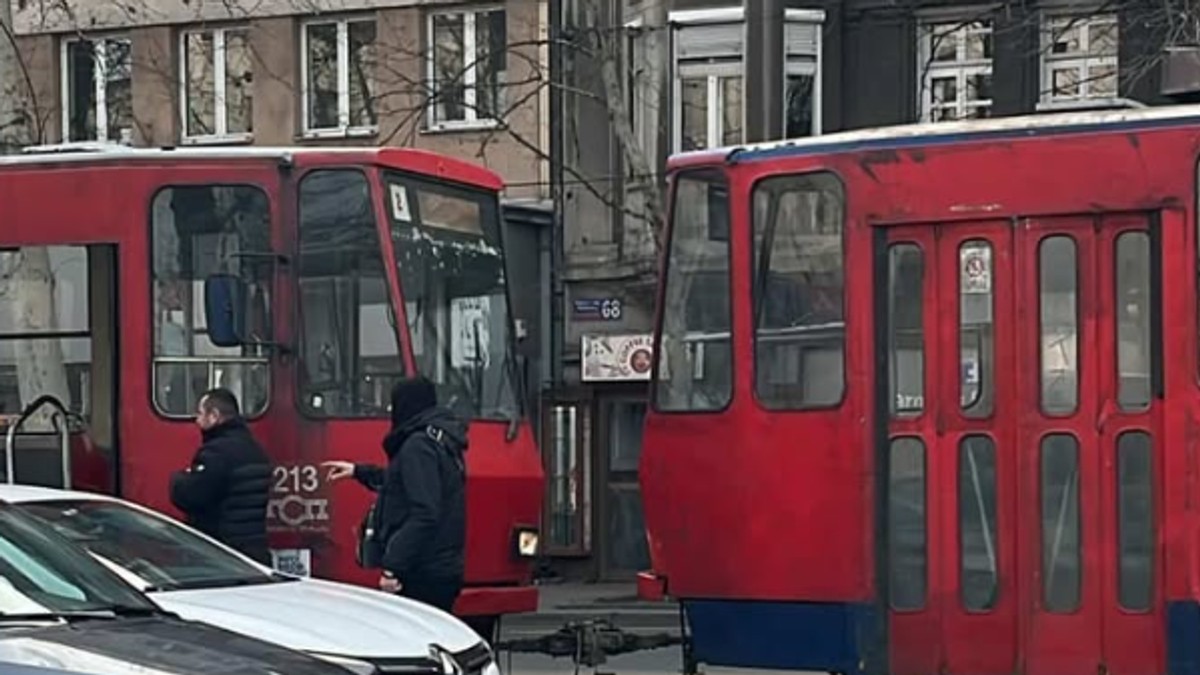 Iskliznuo tramvaj iz šina kod Pravnog fakulteta