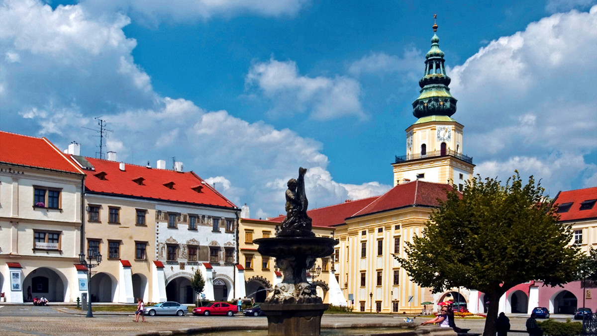 Wyjątkowo ciepło było w poniedziałek w całych Czechach i w wielu miejscach kraju zostały pobite nowe rekordy. W Byniovie (na południu) meteorologowie zmierzyli 13,2 stopnia Celsjusza, a więc więcej, niż tego samego dnia w Grecji. W Pradze zakwitły róże.