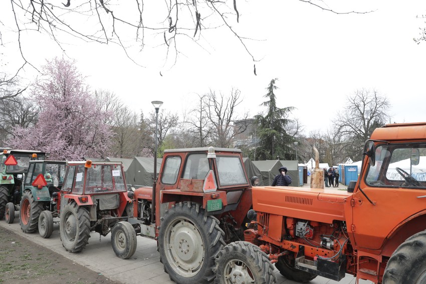 Traktori ispred Pionirskog parka