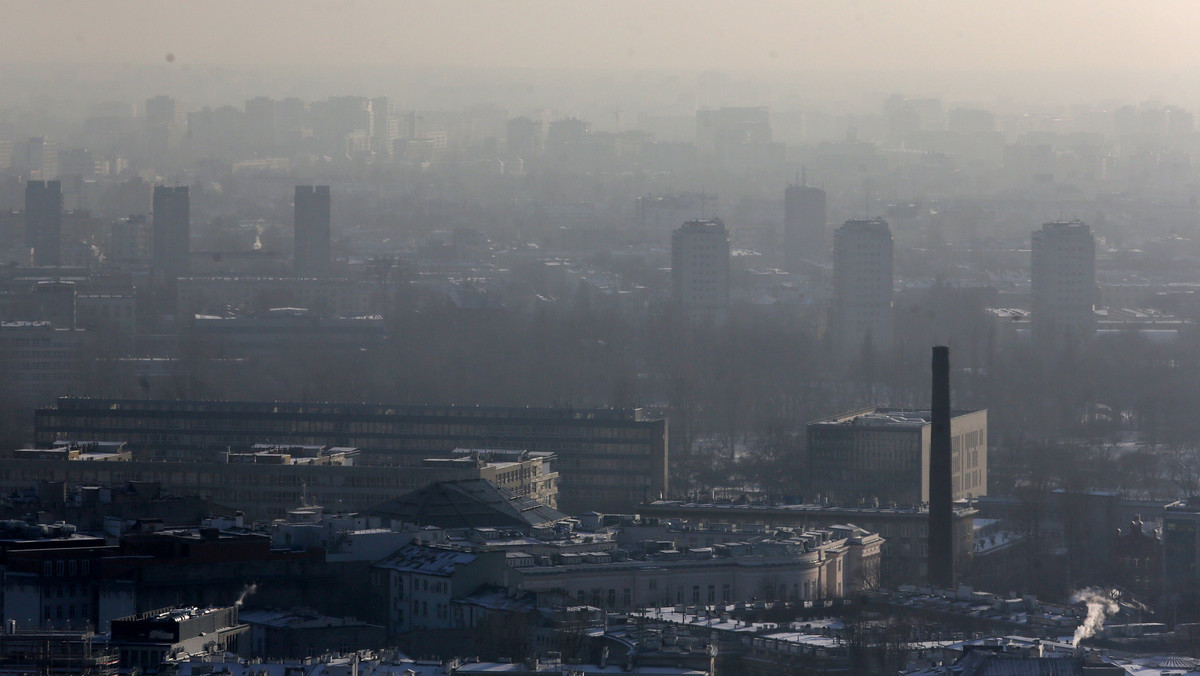 Dzisiaj w Warszawie zanotowano znaczne przekroczenia norm zanieczyszczeń w powietrzu. Stacje pomiarowe wskazały wysoki poziom stężenia zanieczyszczeń - przekroczone są stężenia pyłów PM 10 i PM 2,5. W związku z tym wprowadzono darmową komunikację miejską w stolicy.