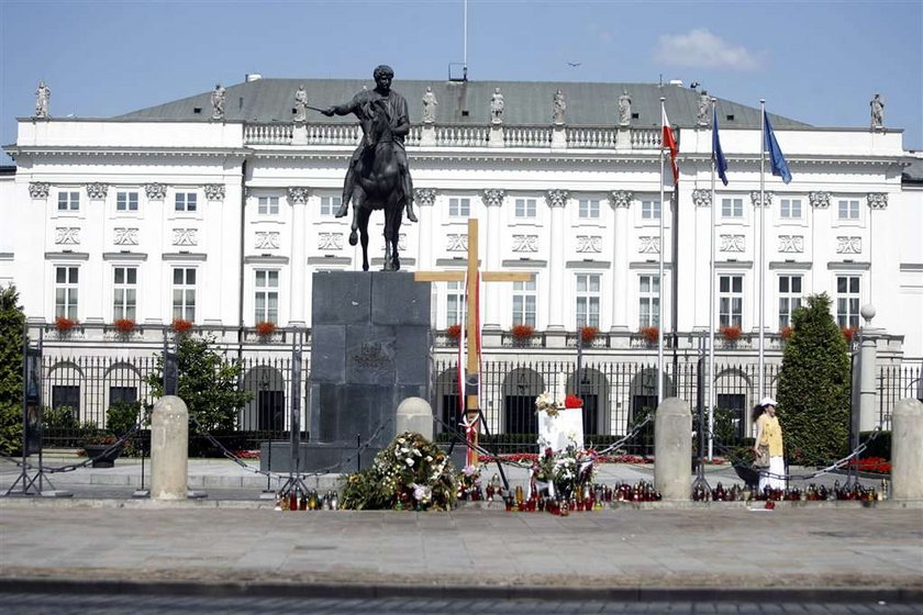 Policja usunęła obrońców krzyża