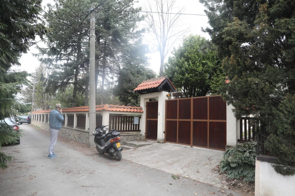 Lečić u ovu kuću dolazi jednom u tri meseca, tvrde komšije