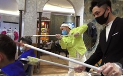 Nietypowe strzyżenie. Chińscy fryzjerzy korzystają z maszynek na metrowych kijach [WIDEO]