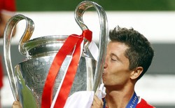 Lewandowski ze łzami w oczach: Dedykuję ten puchar rodzinie, żonie i dzieciom, mojemu tacie...