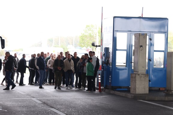"ČEKALI SMO 8 SATI DA PREĐEMO GRANICU!" Putnici iz Srbije zbunjeni novim sistemom, ovo su iskustva sa prelaza 5 ZEMALJA EU: "Meni uzeli otiske, mojoj ženi nisu"