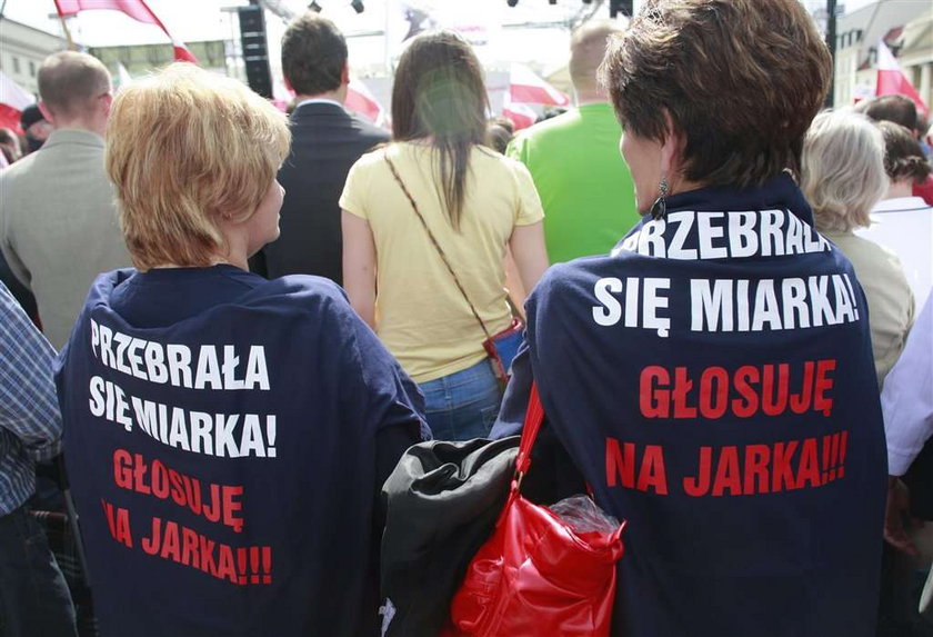 Namawiają by głosować na Kaczyńskiego przed Kościołem