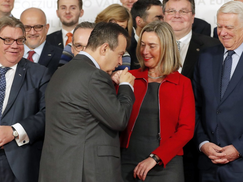 45-letnia Włoszka, przedstawiciel UE do spraw zagranicznych i polityki bezpieczeństwa, pojawiła się na spotkaniu w Rumunii w zdecydowanie zbyt mocno dopasowanej sukience (podobny błąd często popełnia Beata Szydło)...