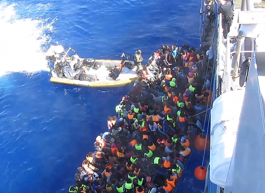 Prekrcavanje brodolomnika na spasilački brod