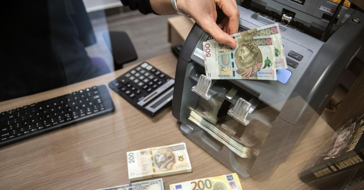  Złoty dalej się osłabia. Ile trzeba płacić za dolara i euro? 18.06.2024