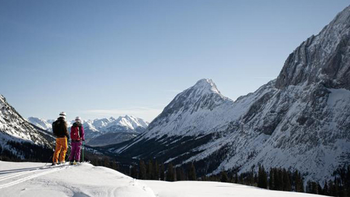 Najwyższy szczyt Niemiec, jakim jest Zugspitze wyznacza w tym miejscu granicę pomiędzy Niemcami a Austrią. Prosto na jego szczyt można dotrzeć kolejką Zugspitzbahn, która rozpoczyna swój bieg w miejscowości Ehrwald. Region Tiroler Zugspitz Arena leży pomiędzy potężnymi masywami górskimi Zugspitze od północy oraz Mieminger i Wettersteingebirge od południa. W ten bajeczny krajobraz wkomponowane jest 8 miejscowości, które urzekają turystów swoją specyfiką: Ehrwald, Lermoos, Berwang, Biberwier, Heiterwang, Bichlbach, Namlos oraz Lähn-Wengle.