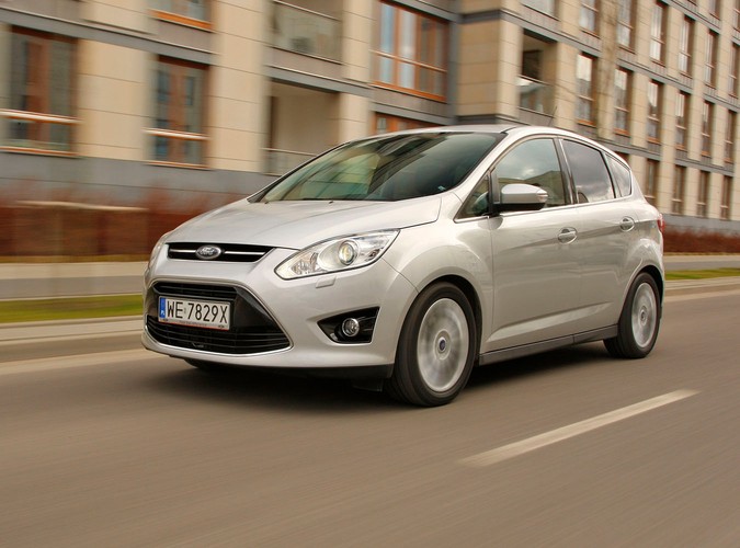 Z czym wam się kojarzą kompaktowe minivany, bo nam z nadmuchanymi autami segmentu C, które są mniej poręczne w mieście i wolniejsze na zakrętach. Po przejażdżce najnowszym fordem c-max diametralnie zmieniamy naszą opinię...