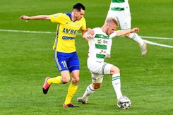 Cóż to były za derby! 4 karne i 7 goli w meczu Lechii z Arką [WYNIKI I TABELA]