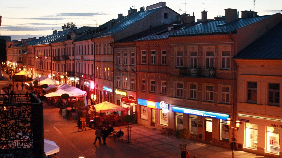 Sylwestrowa scena już staje na placu Litewskim w Lublinie. Złożenie kilkudziesięciotonowej konstrukcji potrwa dwa dni.