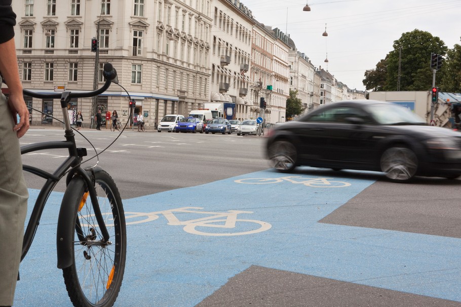 Obawy przed podróżowaniem komunikacją zbiorową w okresie pandemii spowodowały wyraźny wzrost zainteresowania osobistymi środkami transportu, m.in. rowerami i hulajnogami. Na zdjęciu: skrzyżowanie w Kopenhadze