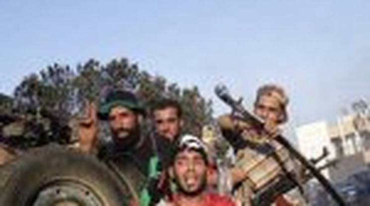 Robbanások és lövöldözés Tripoliban