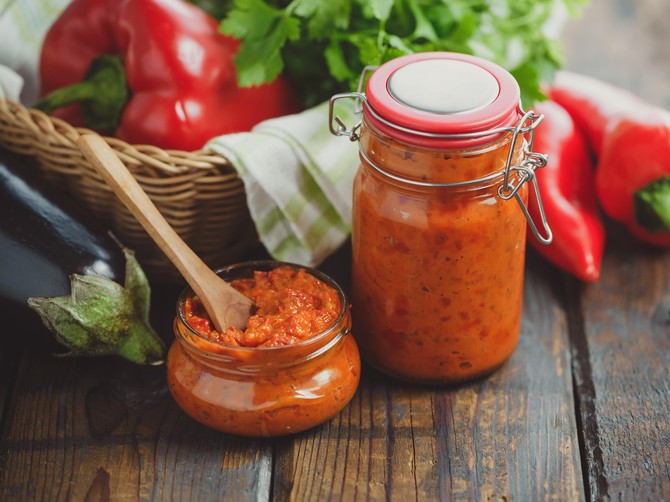 Ajvar od pečenih ili barenih paprika: Koji je pravi kralj srpske zimnice?