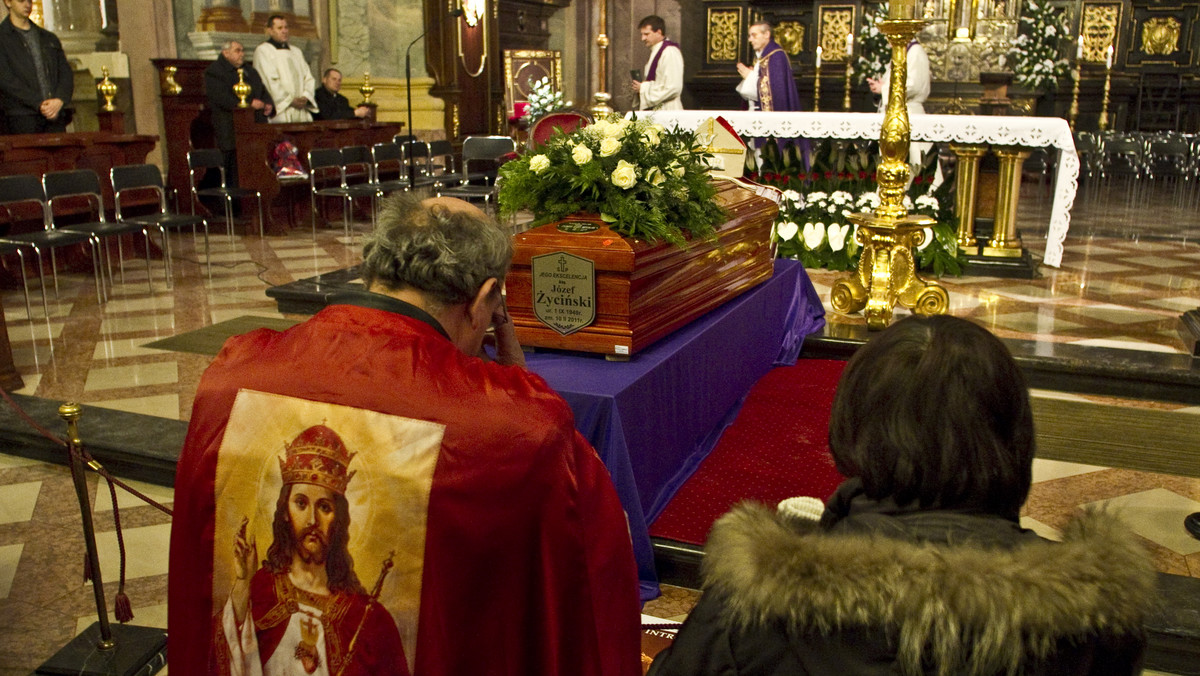 W Archikatedrze w Lublinie rozpoczęła się w sobotę przed południem msza św. pogrzebowa abp. Józefa Życińskiego. Przewodniczy jej nuncjusz papieski w Polsce abp Celestino Migliore. W uroczystości uczestniczy prezydent Bronisław Komorowski z małżonką.