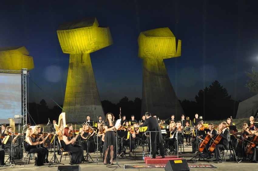 Dirigent Zoran Andrić diriguje na koncertu u zbog kojeg je kažnjen u Spomen parku Bubanj u Nišu