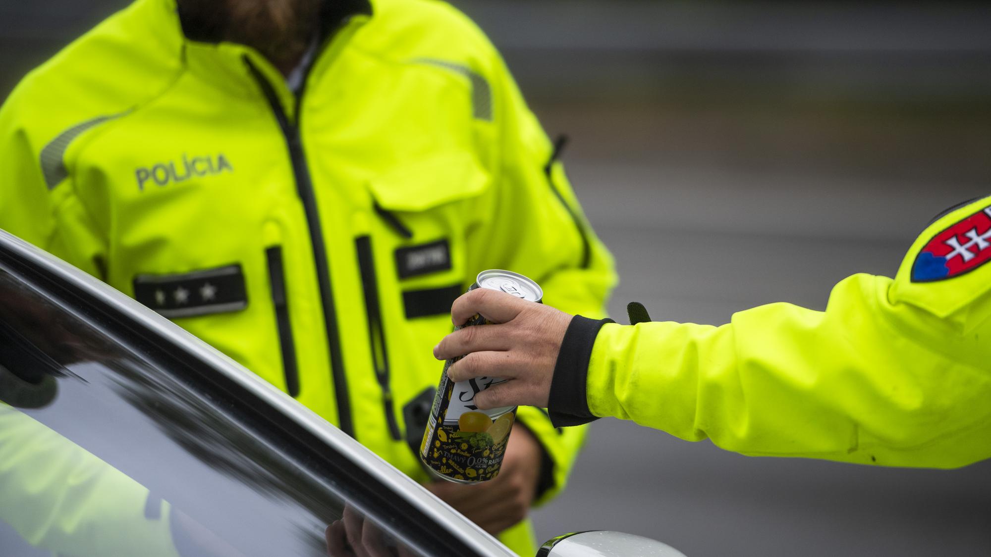 Policajti kontrolujú alkohol za volantom