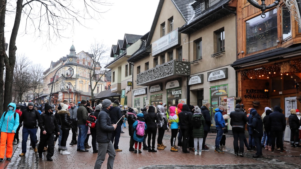 Kolejka chętnych przed wejściem do jednej z restauracji na Krupówkach w Zakopanem