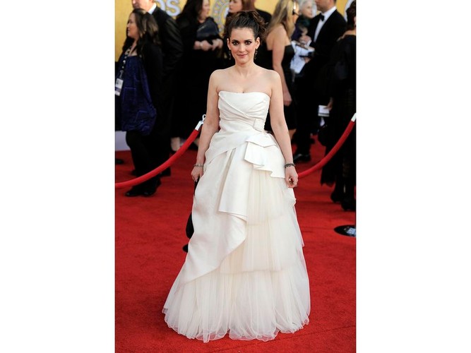 Zachwycająca Winona Ryder w sukni godnej księżniczki. Nic dziwnego, to kreacja ślubna z wiosennej kolekcji Alberty Ferretti. Czarna torebka i kolor włosów kontrastowały z bielą sukni. Do tego - biżuteria Vram for Gray.