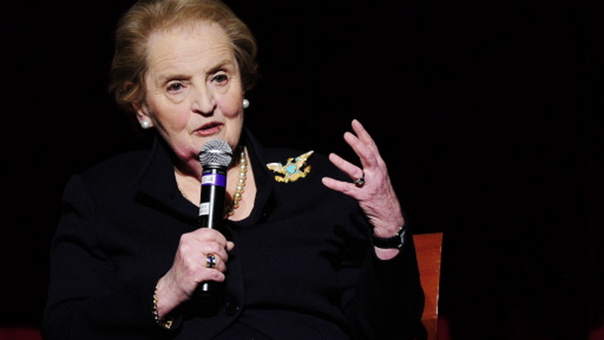 Była sekretarz stanu USA, urodzona w 1937 r. w Pradze Madeleine Albright udała się na poszukiwanie swojej przeszłości. Opowiada o czasach dzieciństwa, a także o własnych doświadczeniach podczas pełnienia urzędu.