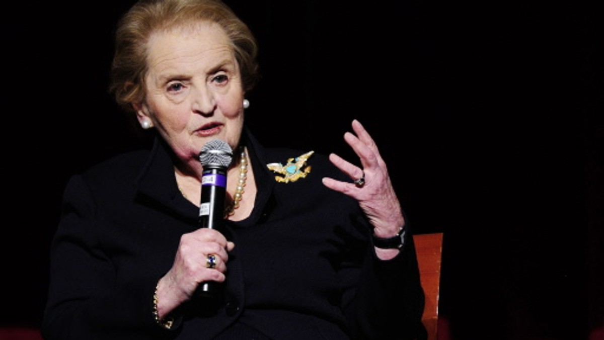 Była sekretarz stanu USA, urodzona w 1937 r. w Pradze Madeleine Albright udała się na poszukiwanie swojej przeszłości. Opowiada o czasach dzieciństwa, a także o własnych doświadczeniach podczas pełnienia urzędu.