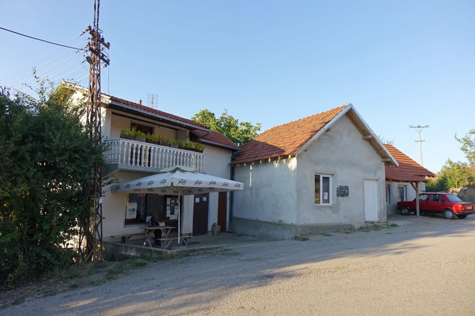 Naizgled obično selo: dve prodavnice, mesna zajednica, jedna škola, ali...