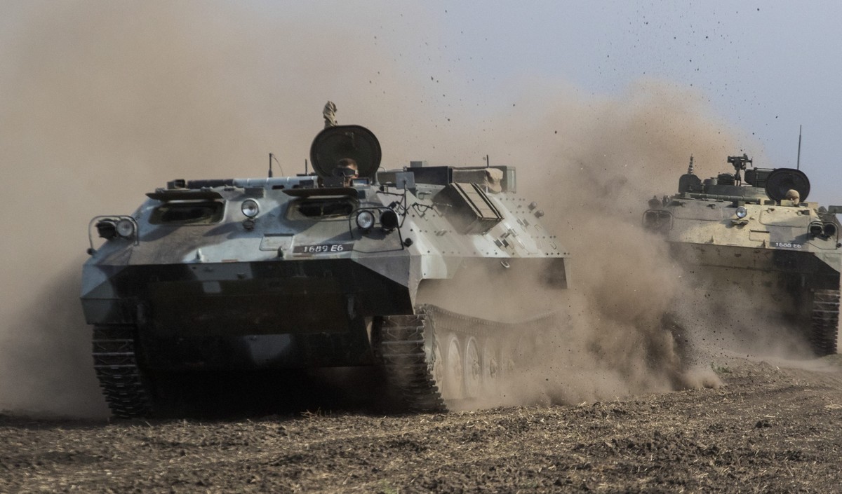 Ukraińskie transportery opancerzone niedaleko Mariupola