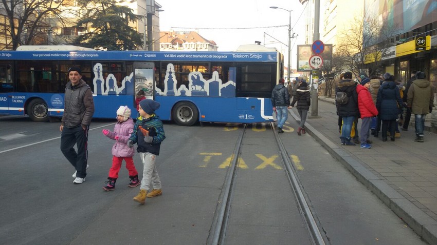 Autobusi preprečili ulicu zbog bezbednosti