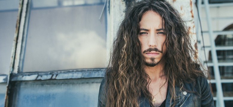 Michał Szpak poleciał do Afryki. Nie sam. Przyjrzyjcie się zjawiskowej blondynce