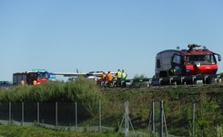 Awionetka lądowała awaryjnie na autostradzie A4. Kierowcy przecierali oczy ze zdumienia [FOTO]