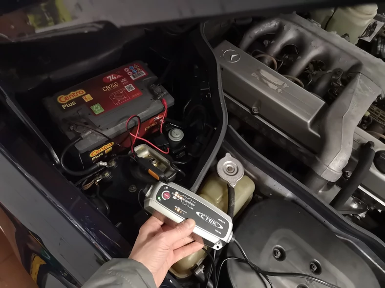 Ładowanie akumulatora – w nieużywanym  samochodzie warto to zrobić co dwa tygodnie