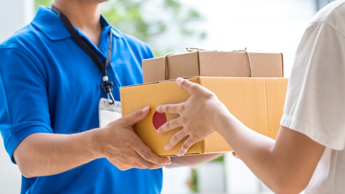 To rewolucja w e-commerce. Już niemal co trzecia przesyłka, zamiast do naszych rąk przez kuriera, trafia na pocztę, do kiosku czy maszyn odbiorczych. Nowy trend rośnie nawet o 600 proc. rocznie. Według prognoz ta część rynku paczkowego w 2021 r. może być warta 5 mld zł - czytamy w "Rzeczpospolitej".