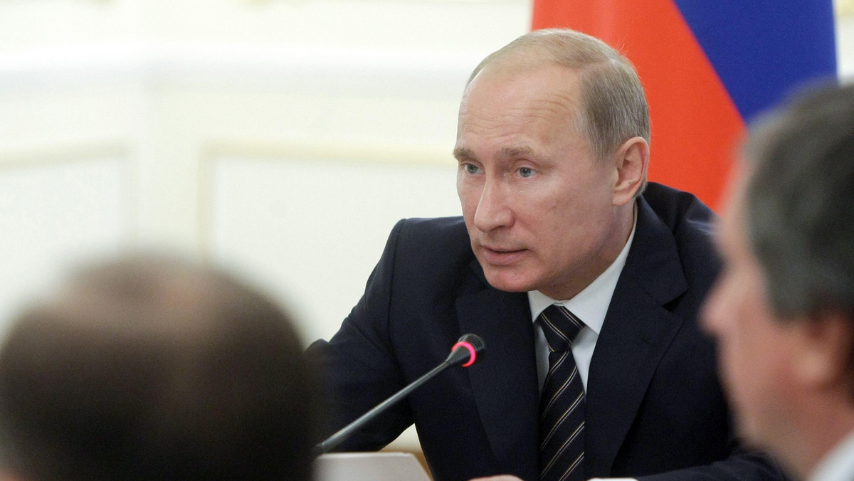 Dla Rosji będzie katastrofą, jeśli prezydent Dmitrij Miedwiediew nie będzie startował w wyborach prezydenckich w marcu 2012 roku i pozostawi wolną drogę premierowi Władimirowi Putinowi - napisali dzisiaj w dzienniku "Wiedomosti' dwaj doradcy Kremla.