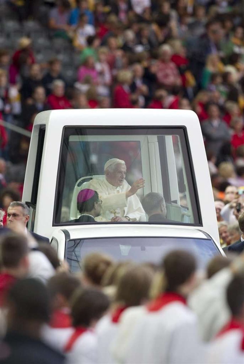 Będzie grzywna dla papieża? Bo nie zapiął...