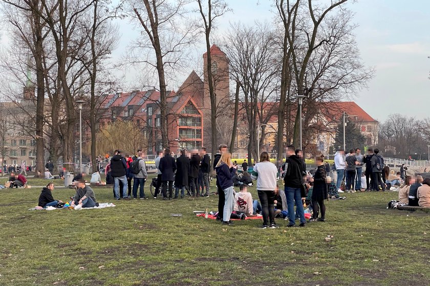 Wrocławianie korzystają z pogody... bez maseczek!