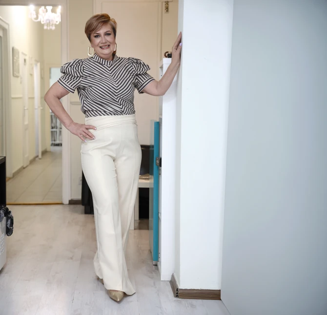Pantalone, bluza, sandale i minđuše - „Ps. Fashion“