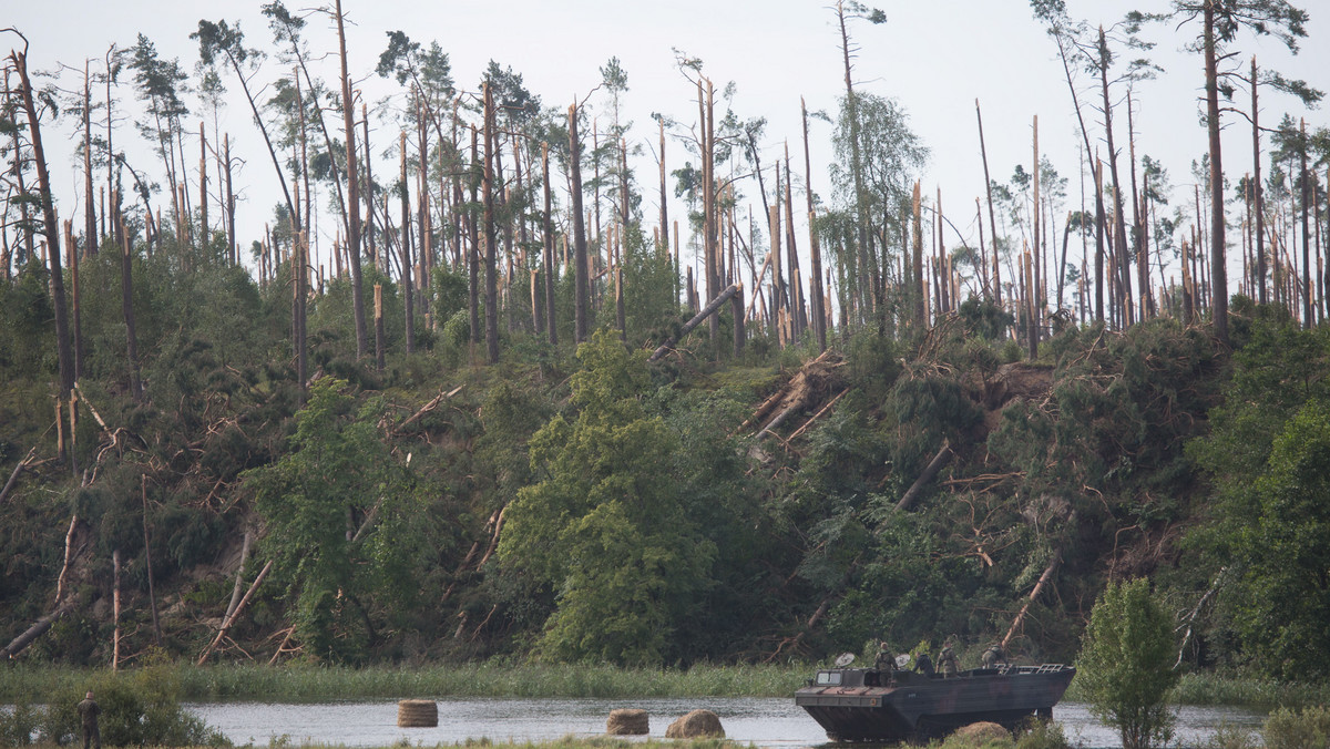 To niewątpliwie największa w dziejach polskiego leśnictwa klęska spowodowana wiatrami o znamionach huraganu – powiedział dyrektor generalny Lasów Państwowych Konrad Tomaszewski. Dodał, że na terenach dotkniętych nawałnicami pokotem leży ok. 8,2 mln metrów sześc. drewna.