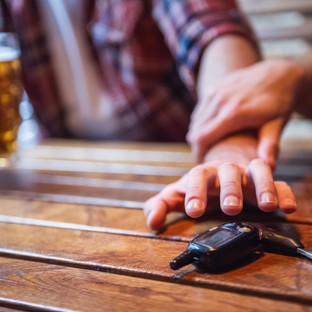 Alkoholt fogyasztott? Tudja meg, mikor ülhet újra volán mögé!