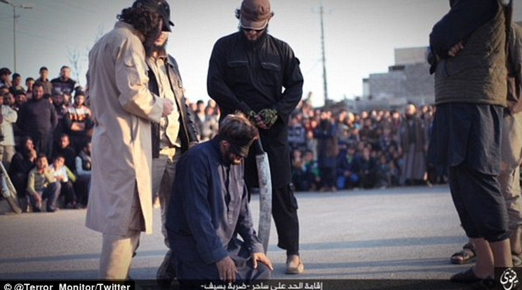 Ezt a férfit boszorkányság vádjával fejezték le Ninivében / Fotó: ISIS Twitter