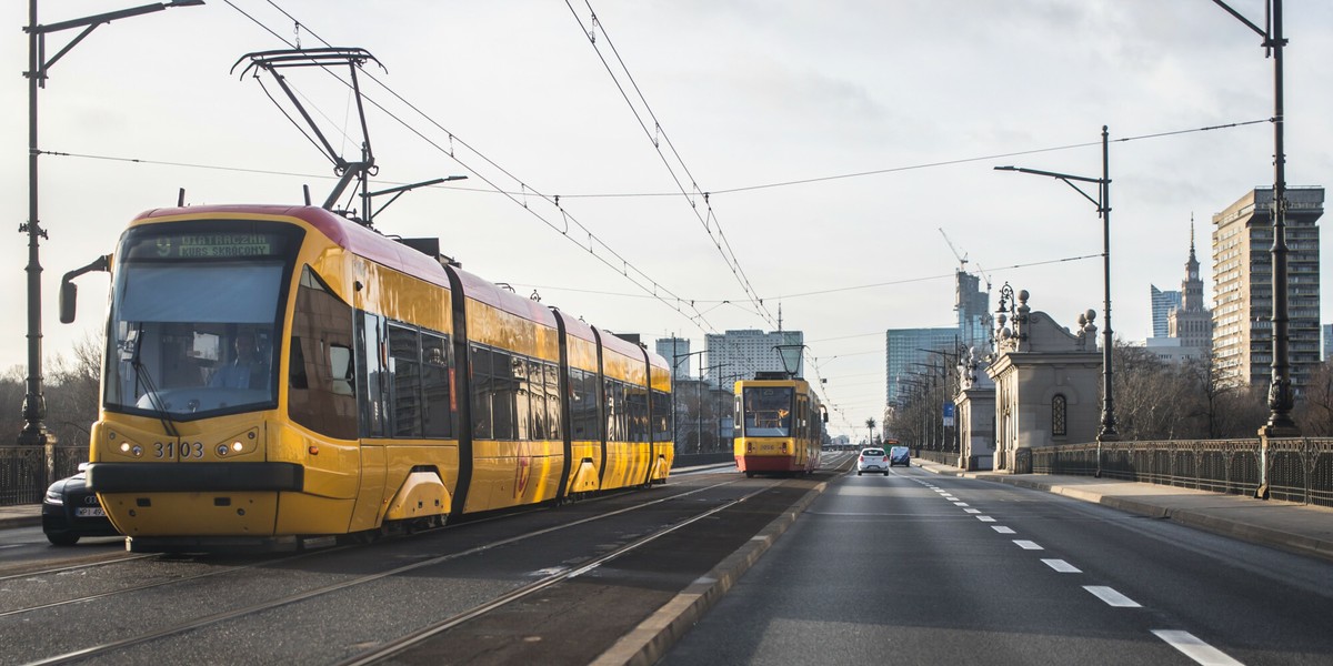 Kamery w tramwajach, autobusach, metrze i w pociągach mają poprawić bezpieczeństwo, a zarejestrowany przez nie obraz często stanowi dowód w sporach pomiędzy pasażerami a przewoźnikiem.