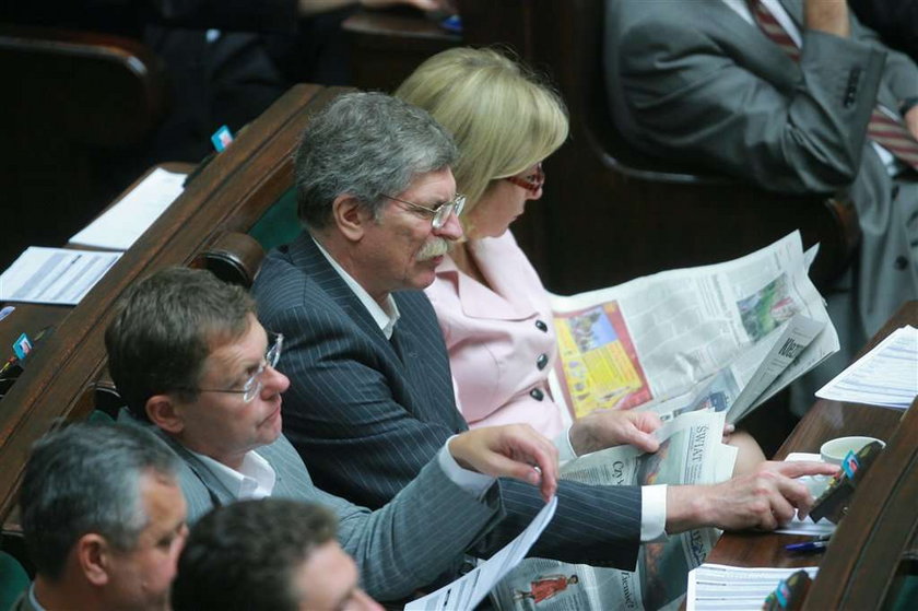 Posłowie obsikują Sejm
