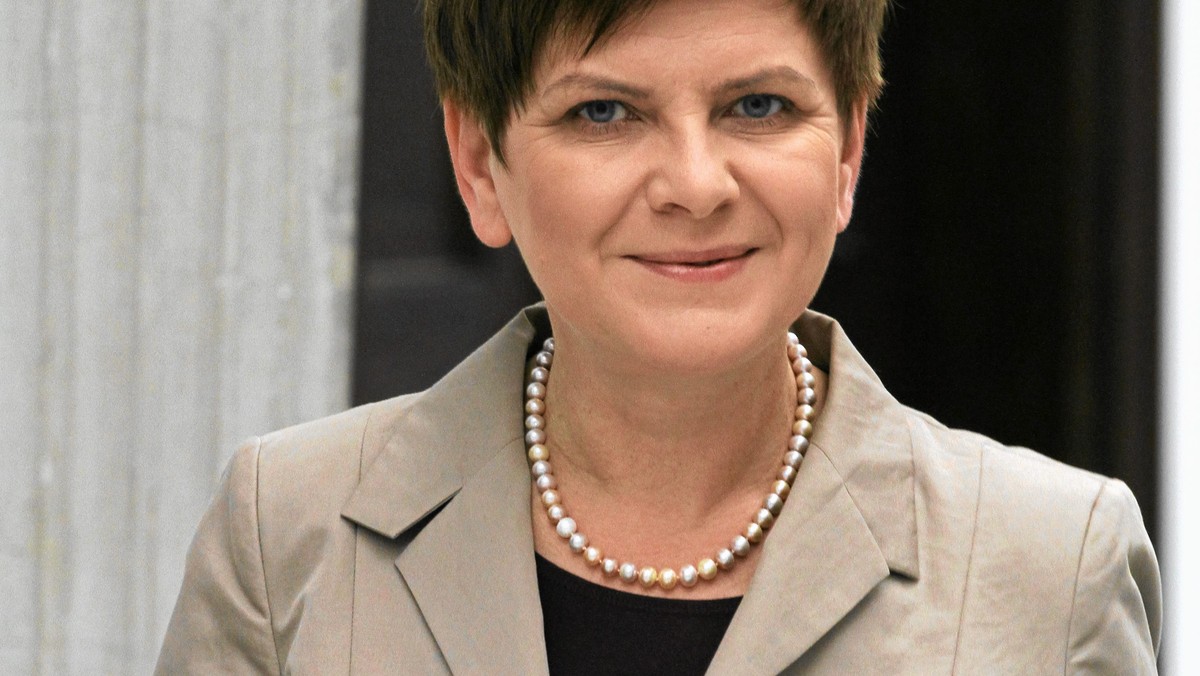 Wiceszefowa PiS Beata Szydło została szefową regionalnej rady Prawa i Sprawiedliwości w Małopolsce; zastąpiła na tym stanowisku Zbigniewa Ziobrę - poinformowano podczas poniedziałkowej konferencji prasowej. - Gdybym była złośliwa, to bym powiedziała, że nie liczy się ilość, ale jakość - skomentowała żartobliwe doniesienia, iż mają się powiększyć szeregi klubów Solidarnej Polski zarówno parlamentarnego, jak i w małopolskim sejmiku.